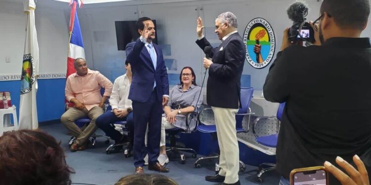 Senador Iván Silva se va del PRM; Miguel Vargas lo juramenta en el PRD