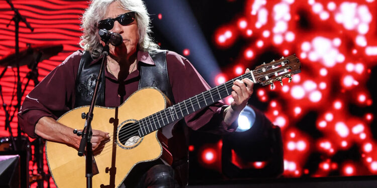 José Feliciano hace empatía con el público cantando y haciendo chistes