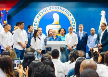 Milagros Ortiz inscribe precandidatura Abinader