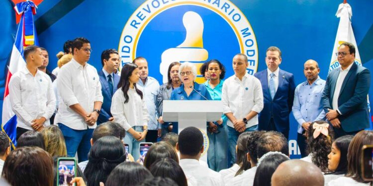 Milagros Ortiz inscribe precandidatura Abinader