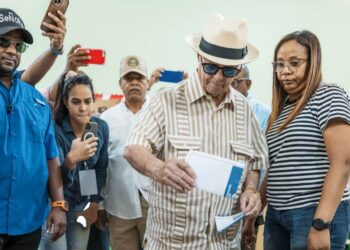 Dirigentes PRM votan en primarias; llaman militantes acudir proceso interno
