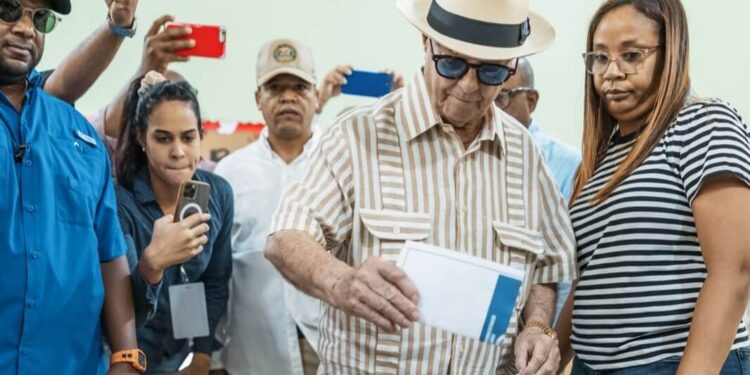 Dirigentes PRM votan en primarias; llaman militantes acudir proceso interno