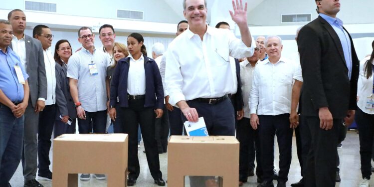 Abinader destaca participación perremeístas en primarias