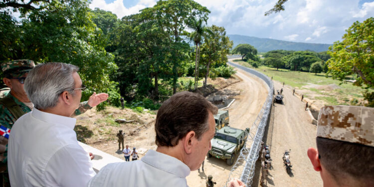 Gobierno inaugura primer tramo verja perimetral en Elías Piña