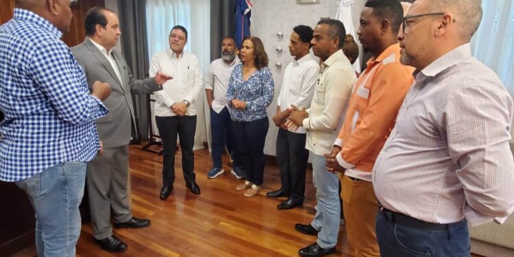 Ministro de Deportes juramenta equipo de voluntarios del Parque del Este