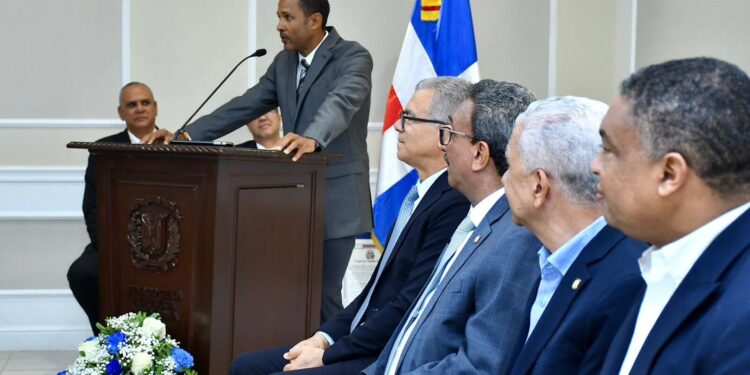 Senado reconoce a Fernando Tatis por trayectoria en el béisbol
