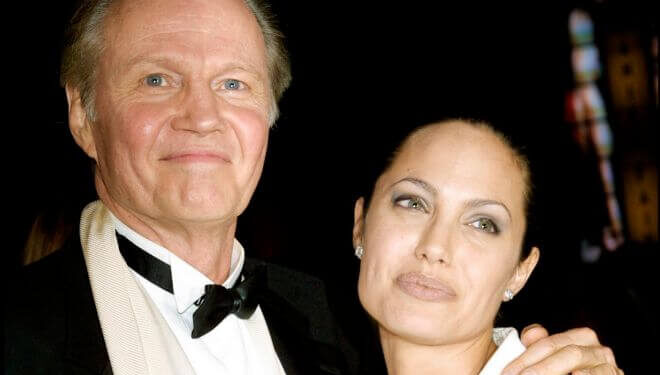 Padre de Angelina Jolie le critica por sus comentarios contra Israel