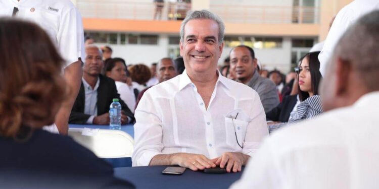 Abinader almuerza con comunitarios de Enriquillo en Barahona