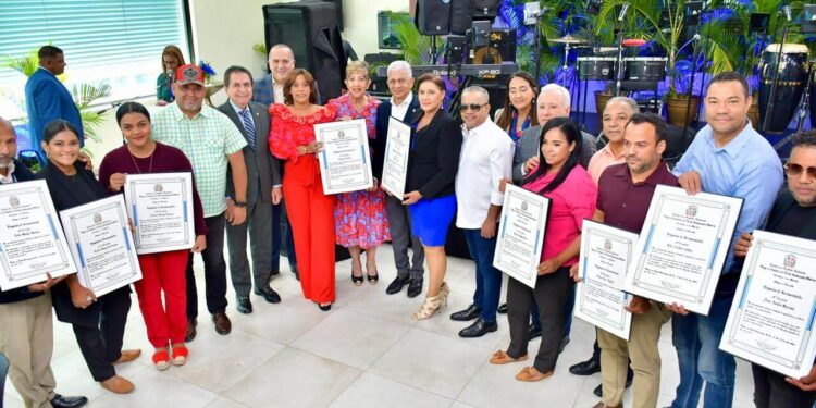 Bloque senadores PRM reconoce labor periodistas