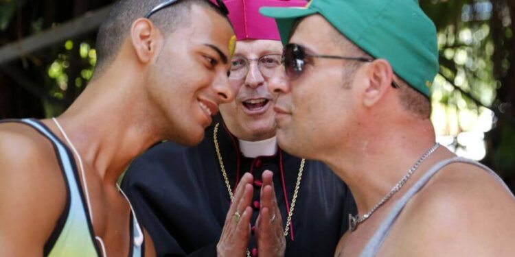 Papa Francisco defiende decision bendecir pareja del mismo sexo