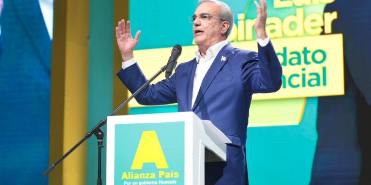 Abinader acepta postulación por Alianza País para seguir trabajando por un gobierno honesto