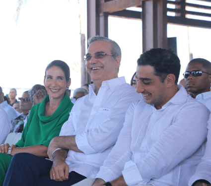 Presidente Abinader regaña y evita saludar al senador Dionis Sánchez