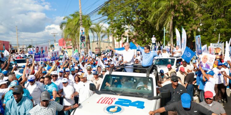 Junto a candidatos municipales, Abinader recorre Santo Domingo Este, Boca Chica y Guerra