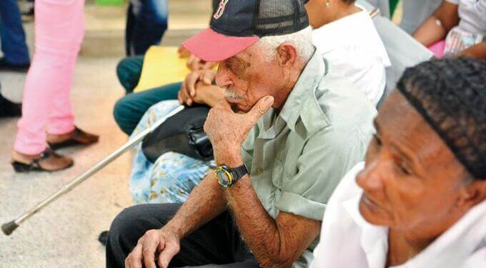Gobierno otorga pensiones por 6 mil pesos a envejecientes y discapacitados