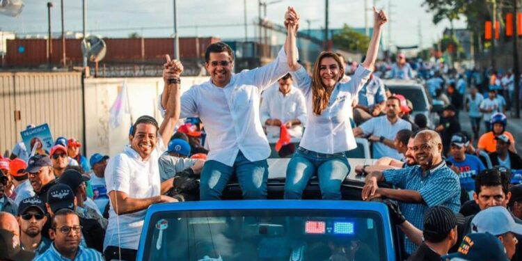 Carolina Mejía se proyecta ganadora con un 61% de aprobación en encuesta de Lupa Meter, anunciando una victoria inminente
