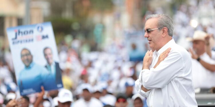 Luis Abinader encabeza caravana con candidatos municipales de Monte Plata