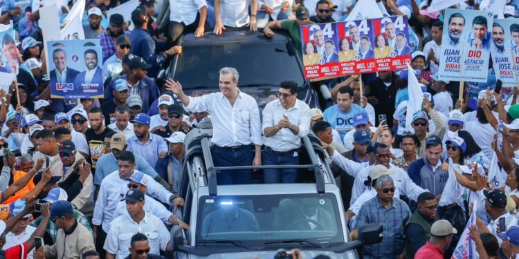 PRM estremece SDN y SDE con multitudinarias caravanas