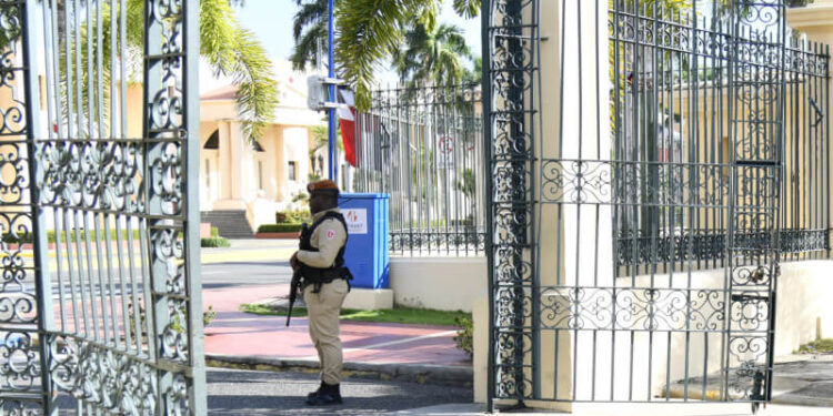 Conductor derriba puertas de entrada al Palacio Presidencial