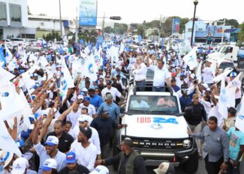 Luis Abinader moviliza entusiastas seguidores en Puerto Plata