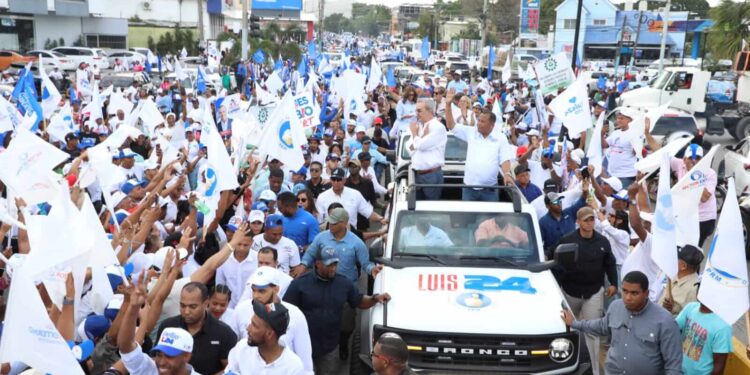 Luis Abinader moviliza entusiastas seguidores en Puerto Plata