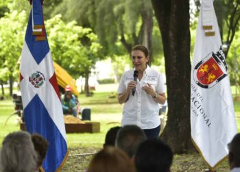 Carolina Mejía ampliará programa Plásticos por Juguetes con Plásticos por Útiles Escolares
