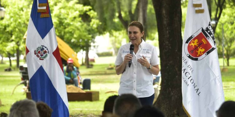 Carolina Mejía ampliará programa Plásticos por Juguetes con Plásticos por Útiles Escolares