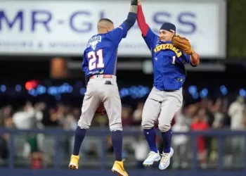 Los Tigres del Licey caen ante los Tiburones de la Guaira