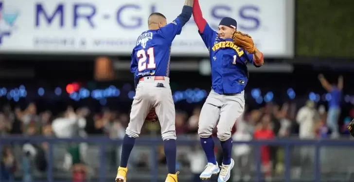 Los Tigres del Licey caen ante los Tiburones de la Guaira