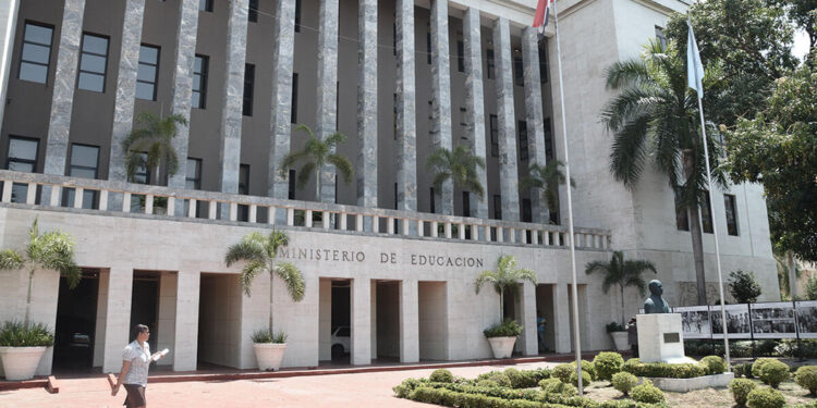 Diputado Elías Matos pide al Gobierno aumento salarial personal administrativo y de apoyo del Minerd