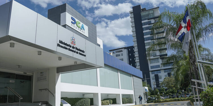 Aduanas triplica cantidad de divisas incautadas en tres años de gestión