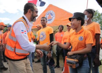 Defensa Civil entrega 8 camionetas a direcciones provinciales