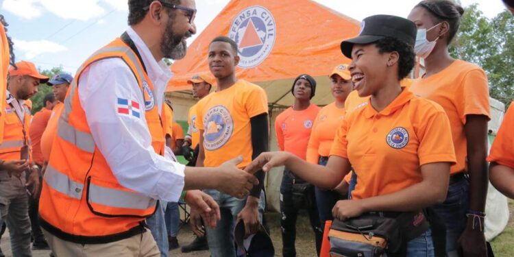 Defensa Civil entrega 8 camionetas a direcciones provinciales