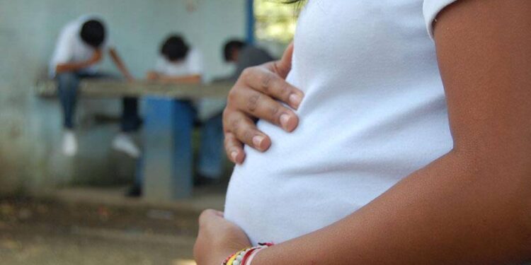 Abinader destaca reducción embarazos en adolescentes
