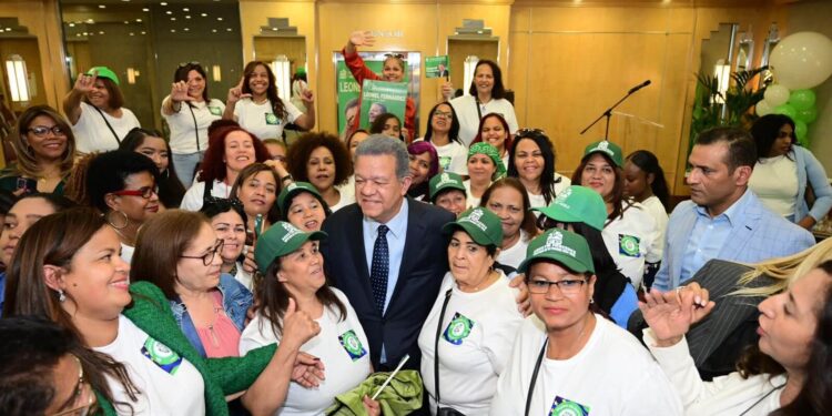 Leonel: «Las mujeres son el corazón de este país», las felicita en su día