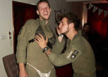 Soldados israelíes juegan con lencería de mujeres palestinas