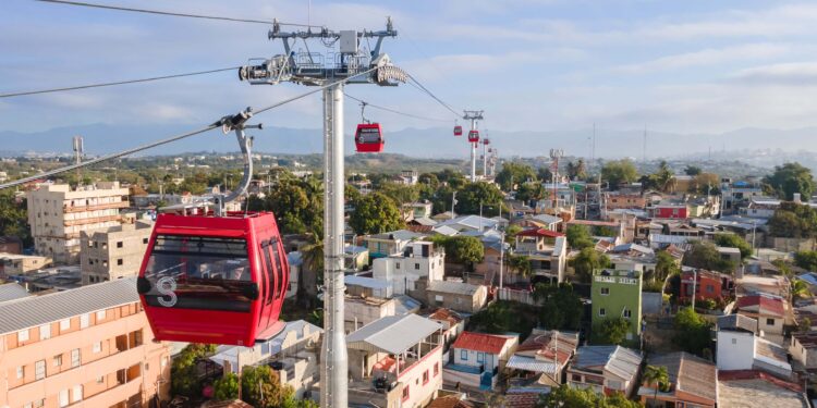 Santiagueros disfrutan servicio Teleférico gratuito