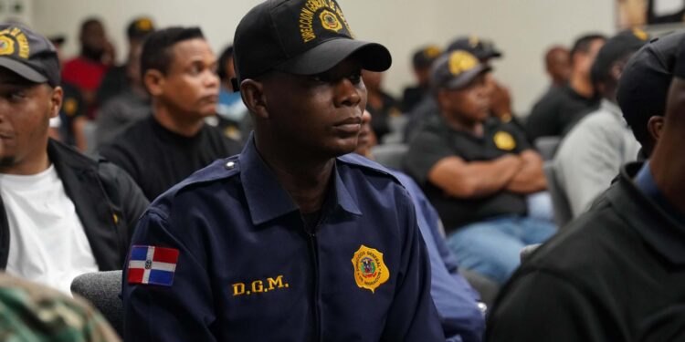 Inspectores y agentes Migración reciben charla sobre derechos humanos