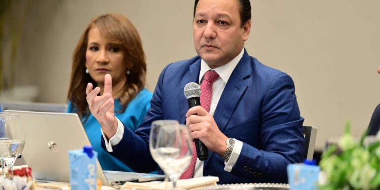 Abel presenta seis ejes de desarrollo turístico a Asonahores