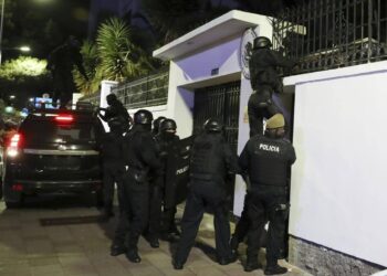 Policía de Ecuador irrumpe en Embajada de México