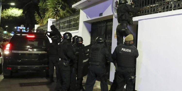 Policía de Ecuador irrumpe en Embajada de México