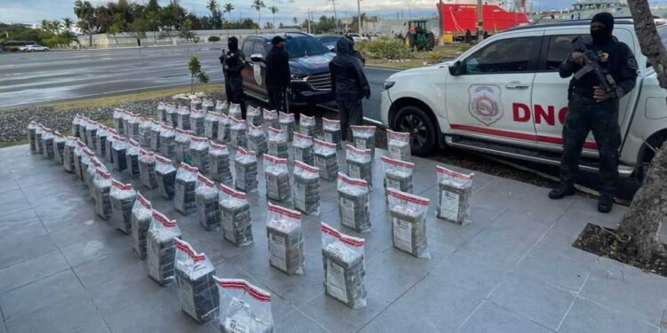Sigue ofensiva contra narcotráfico; autoridades ocupan 400 paquetes de cocaína en Peravia
