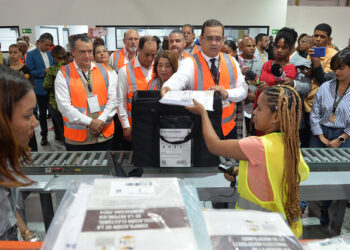 JCE inicia equipamiento valijas electorales
