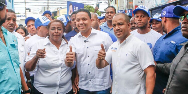 Elías Matos recibe apoyo durante recorrido en Los Praditos