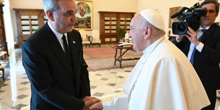Papa Francisco felicita al presidente Abinader por reelección