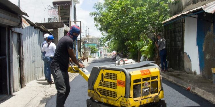 Alcaldía Santo Domingo Norte inicia programa de asfaltado y bacheo