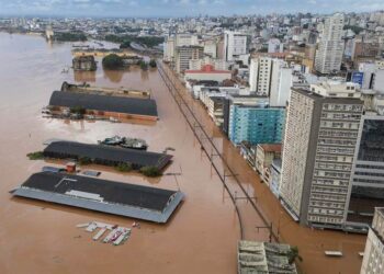 Aumentan a 136 muertos por inundaciones en Brasil