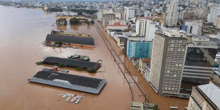 Aumentan a 136 muertos por inundaciones en Brasil