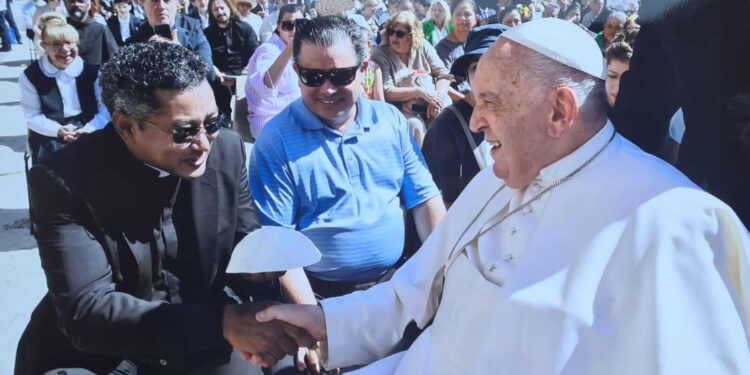 Papa Francisco hace regalo a sacerdote dominicano en su 15 aniversario de ordenación sacerdotal