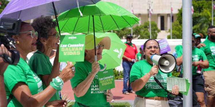 Feministas critican aprobación Código Penal por exclusión tres causales