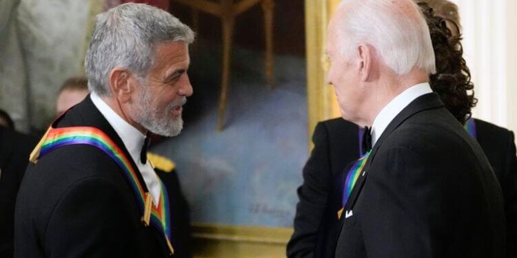 George Clooney pide a Biden se retire de la contienda electoral